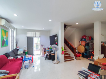 *****บ้านมือสอง ม.รสา สแปนิช คอร์ทยาร์ด รามอินทรา หลังมุม เนื้อที่ 53.6 ตร.ว. ฟังก์ชัน 3 ห้องนอน 3 ห้องน้ำ จอดรถได้ 2 คัน Facilities ครบครัน บนทำเลเชื่อมต่อหลายเส้นทาง ถ.ลาดปลาเค้า, ถ.รามอินทรา, ถ.เกษตร-นวมินทร์ ใกล้ทางด่วน "รามอินทรา-อาจณรงค์" และ เซ็นทรัลรามอินทรา